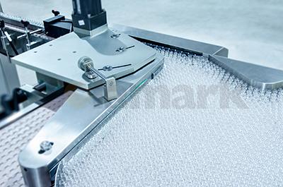 高速回轉(zhuǎn)立式圓瓶智能貼標(biāo)機(jī)