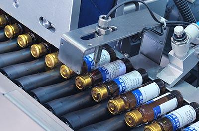 轉(zhuǎn)姿臥式圓瓶智能貼標(biāo)機(jī)