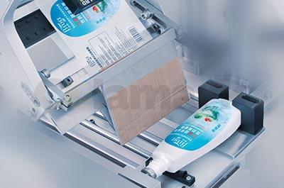 半自動扁瓶智能貼標(biāo)機