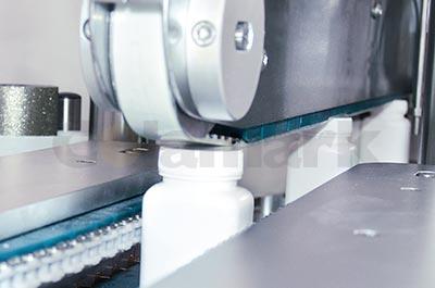 側(cè)面轉(zhuǎn)向方瓶智能貼標機